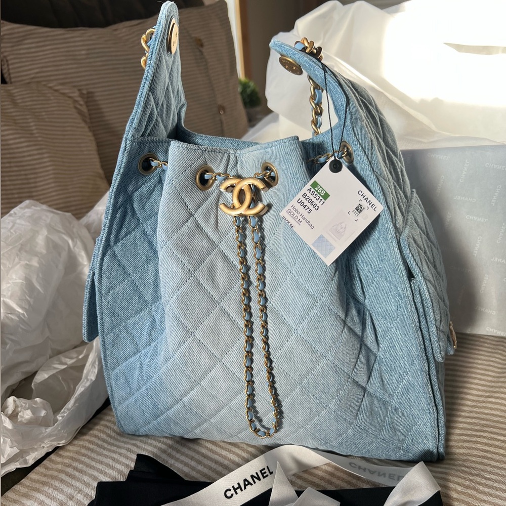 NEW✨ Chanel 25 Hobo Bag Medium Denim